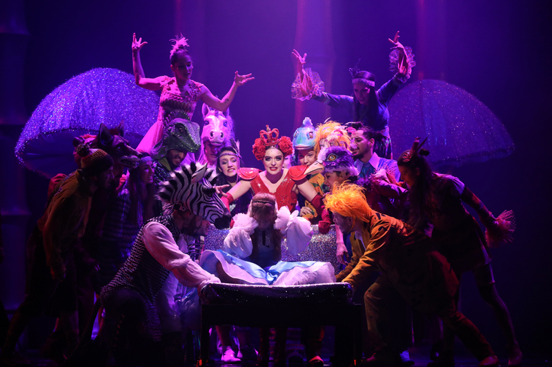 ALICE MÜZİKALİ İZLEYİCİ İLE BULUŞTU