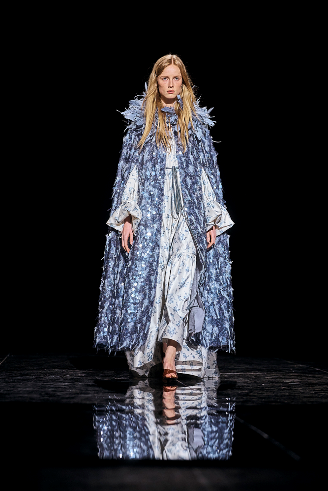 CHRISTY TURLINGTON BURNS 20 YIL SONRA PODYUMA ÇIKTI