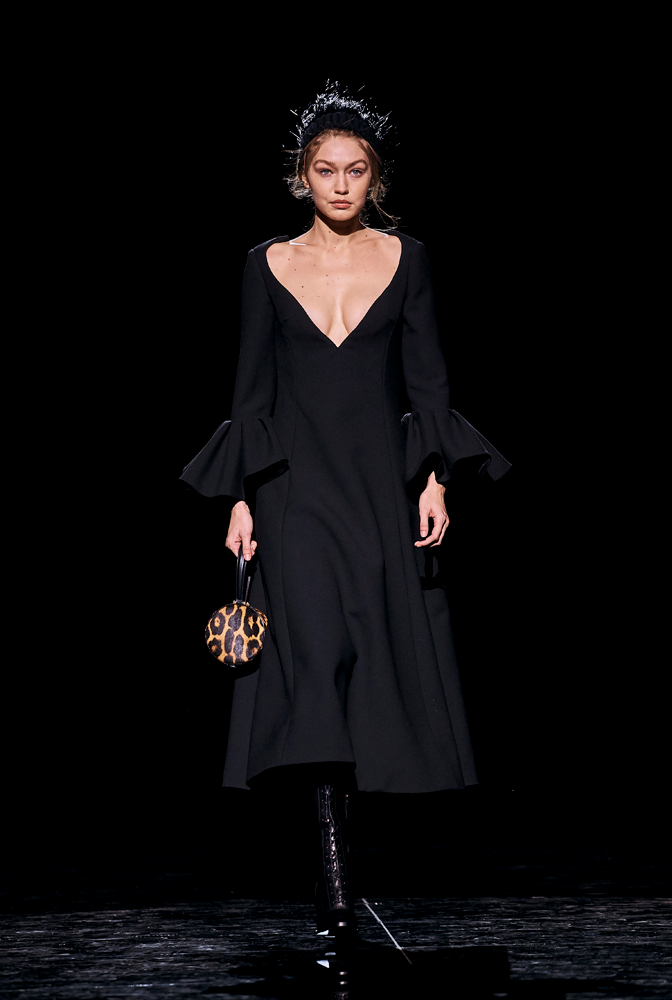 CHRISTY TURLINGTON BURNS 20 YIL SONRA PODYUMA ÇIKTI