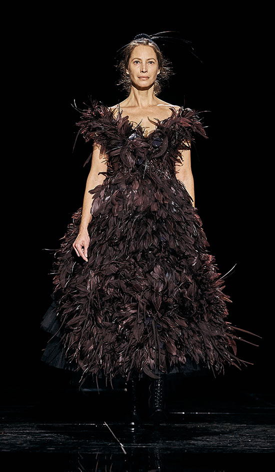 CHRISTY TURLINGTON BURNS 20 YIL SONRA PODYUMA ÇIKTI