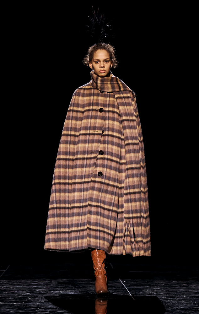 CHRISTY TURLINGTON BURNS 20 YIL SONRA PODYUMA ÇIKTI