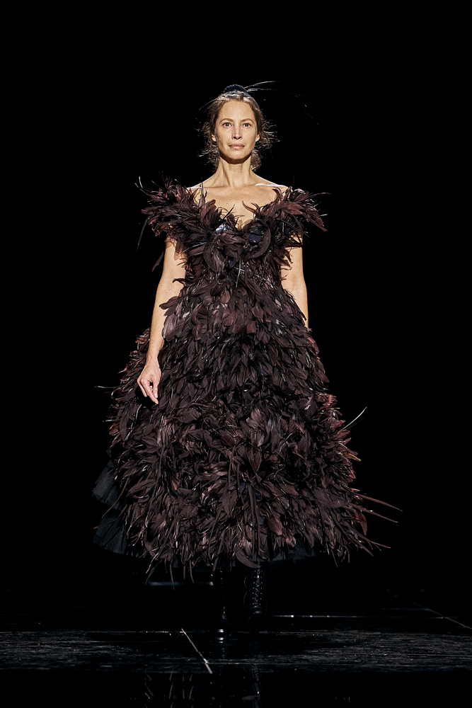 CHRISTY TURLINGTON BURNS 20 YIL SONRA PODYUMA ÇIKTI