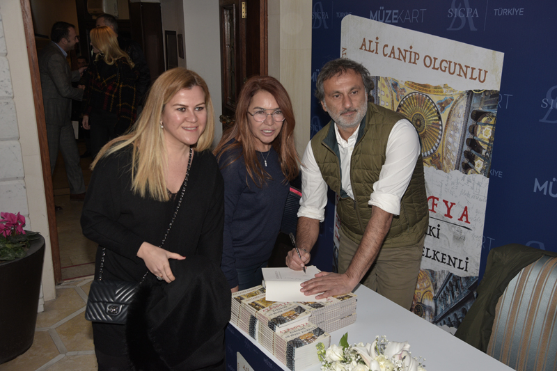 OLGUNLU’NUN KİTABINDA AYASOFYA’NIN GİZEMİ