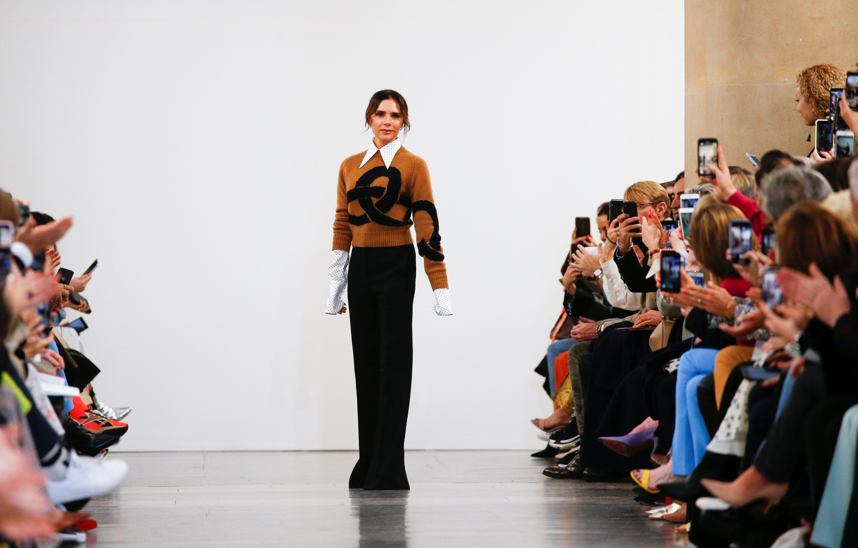 VICTORIA BECKHAM YENİ KOLEKSİYONUNU TANITTI