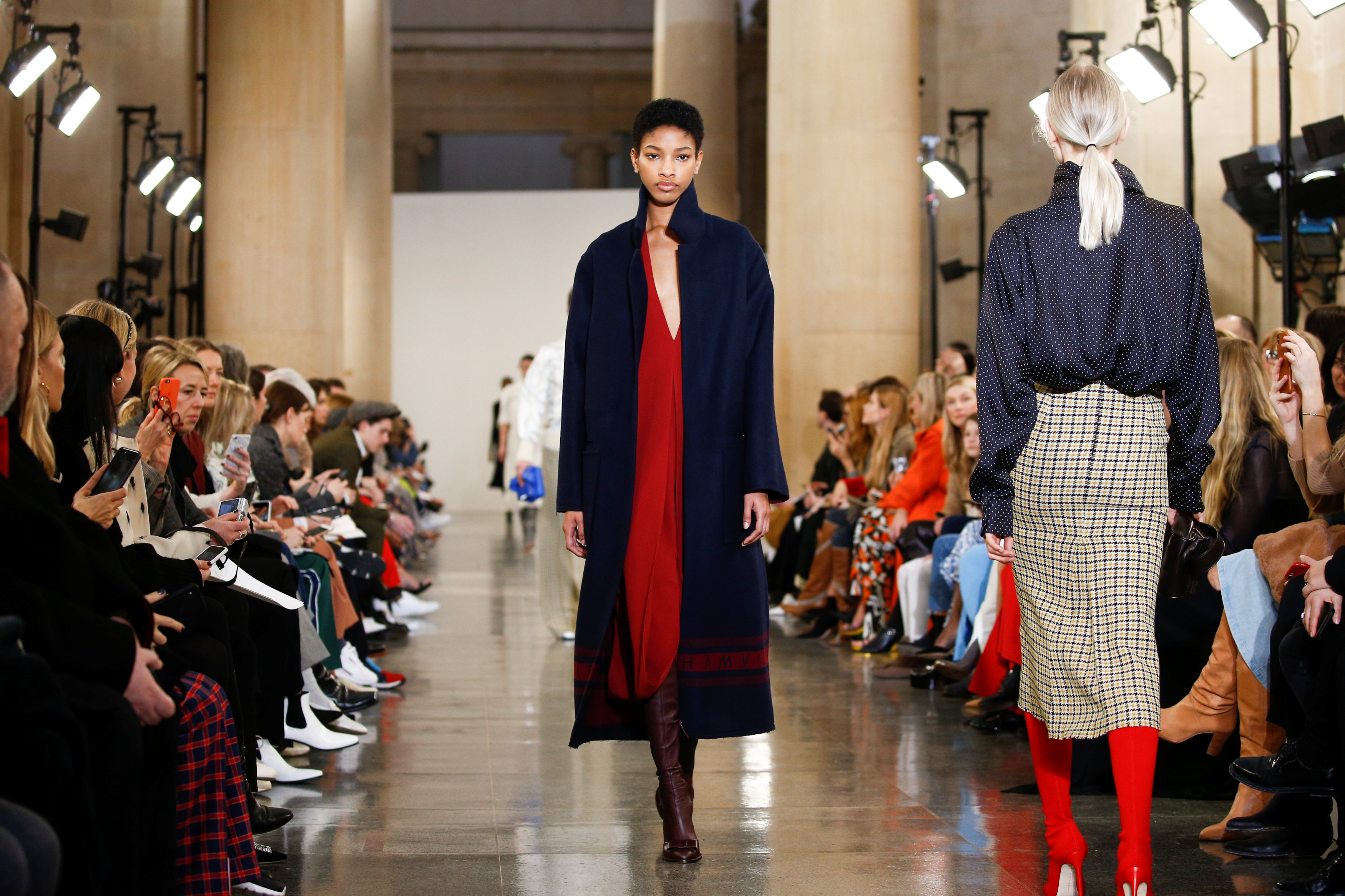 VICTORIA BECKHAM YENİ KOLEKSİYONUNU TANITTI