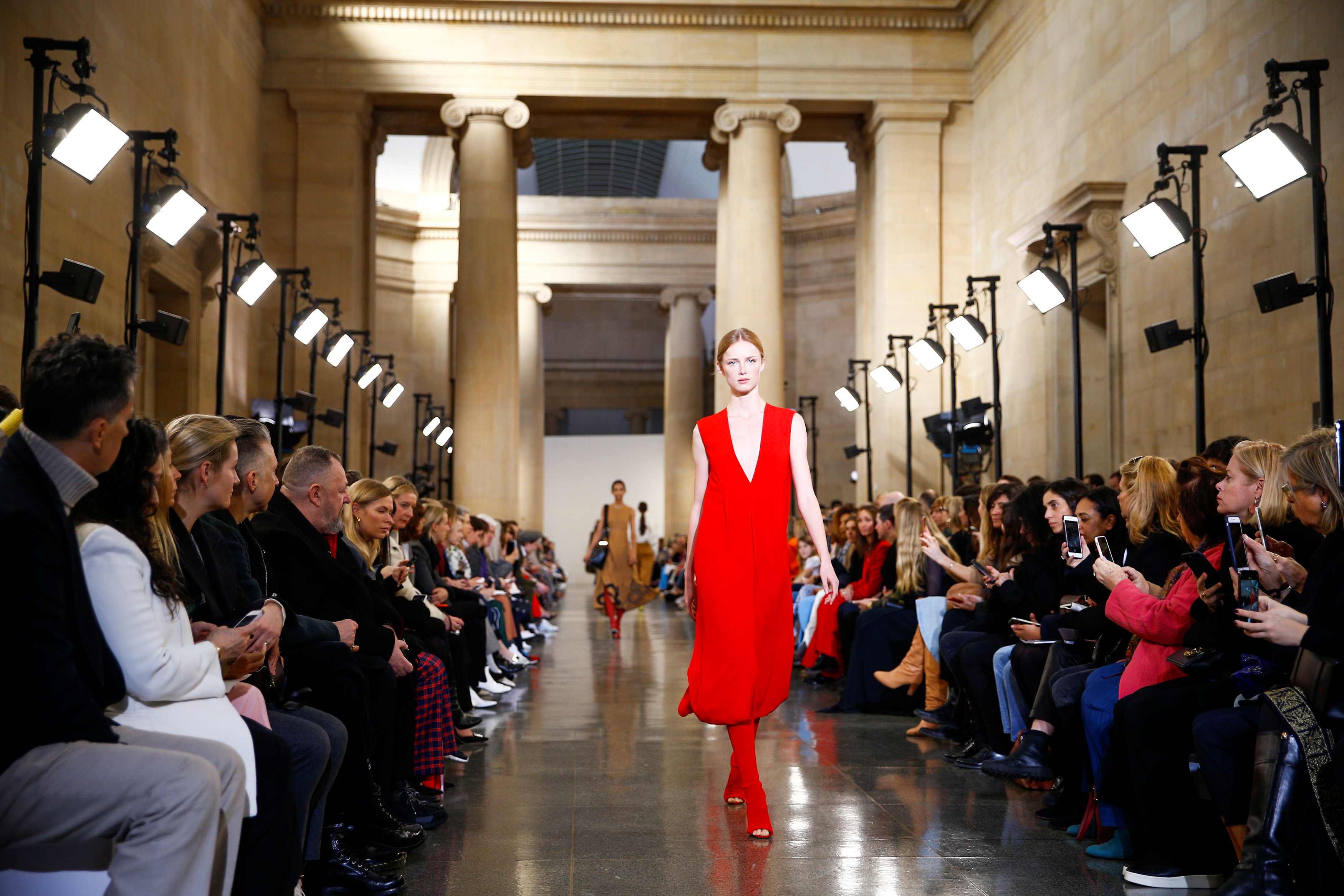 VICTORIA BECKHAM YENİ KOLEKSİYONUNU TANITTI