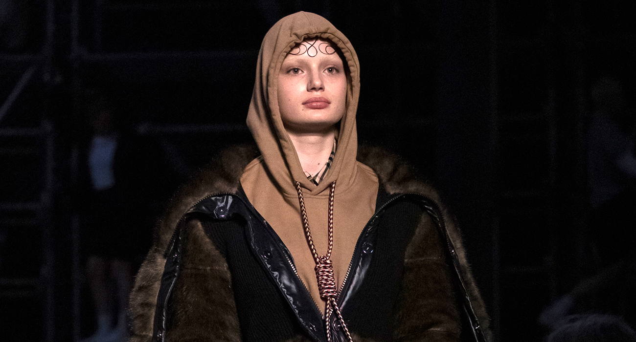 GUCCI’DEN SONRA BURBERRY DE ÖZÜR DİLEDİ