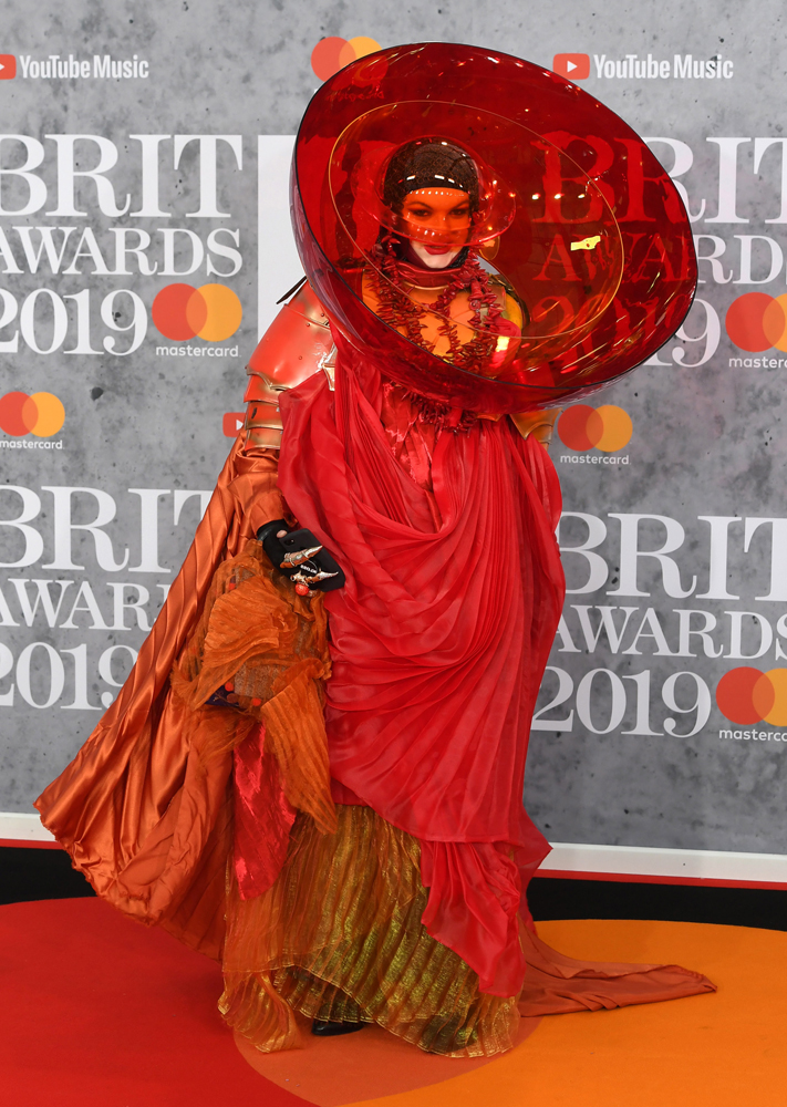 BRIT AWARDS'TA YILDIZLAR GEÇİDİ