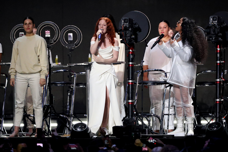 BRIT AWARDS'TA YILDIZLAR GEÇİDİ