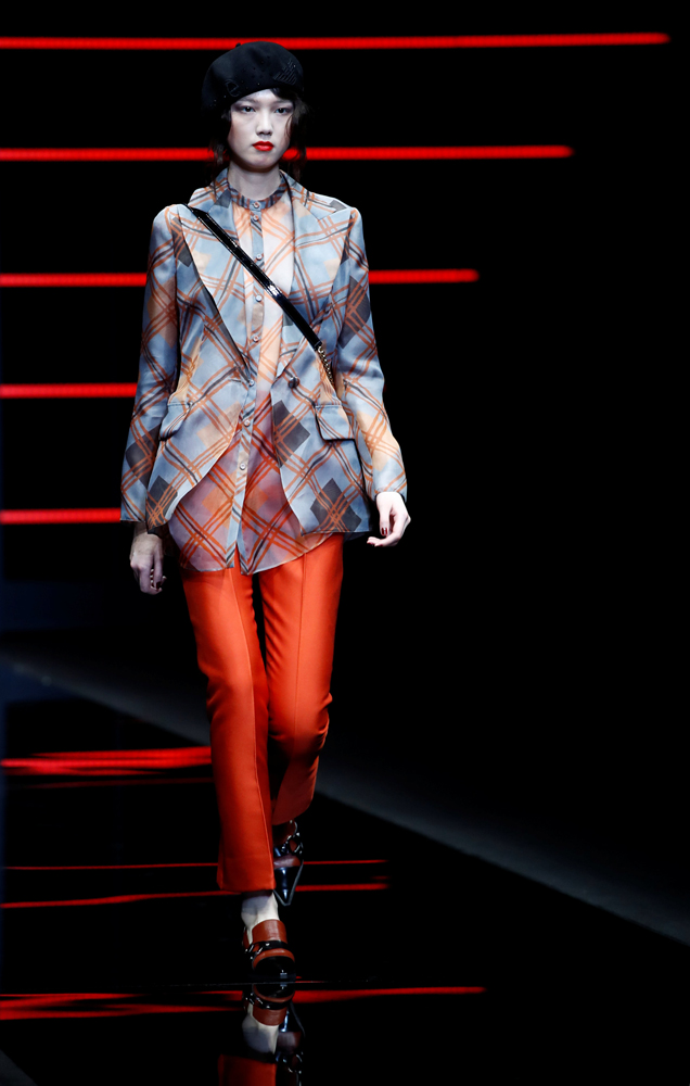 ARMANİ YENİ KOLEKSİYONUNU TANITTI