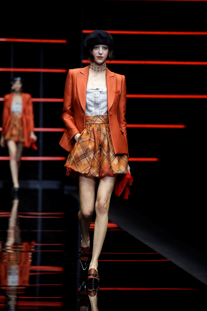 ARMANİ YENİ KOLEKSİYONUNU TANITTI