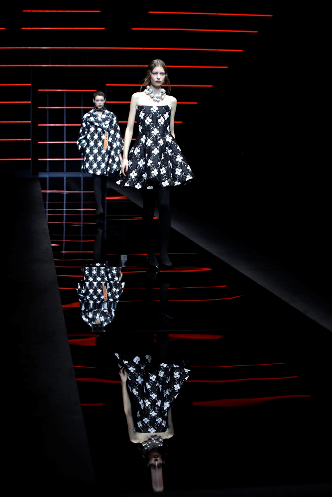 ARMANİ YENİ KOLEKSİYONUNU TANITTI