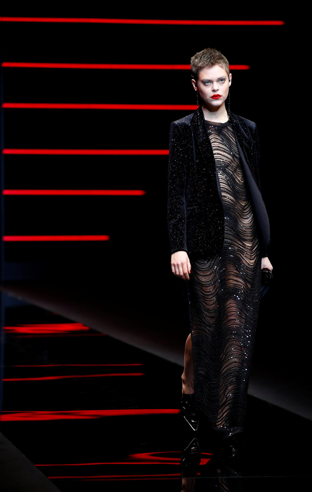 ARMANİ YENİ KOLEKSİYONUNU TANITTI