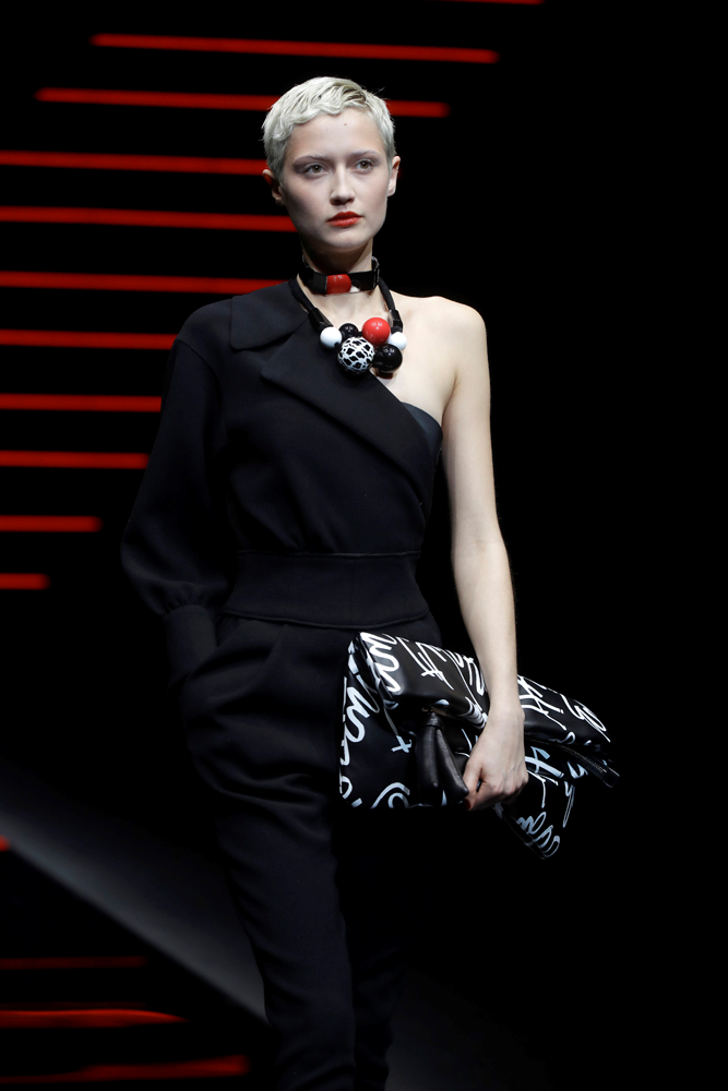 ARMANİ YENİ KOLEKSİYONUNU TANITTI