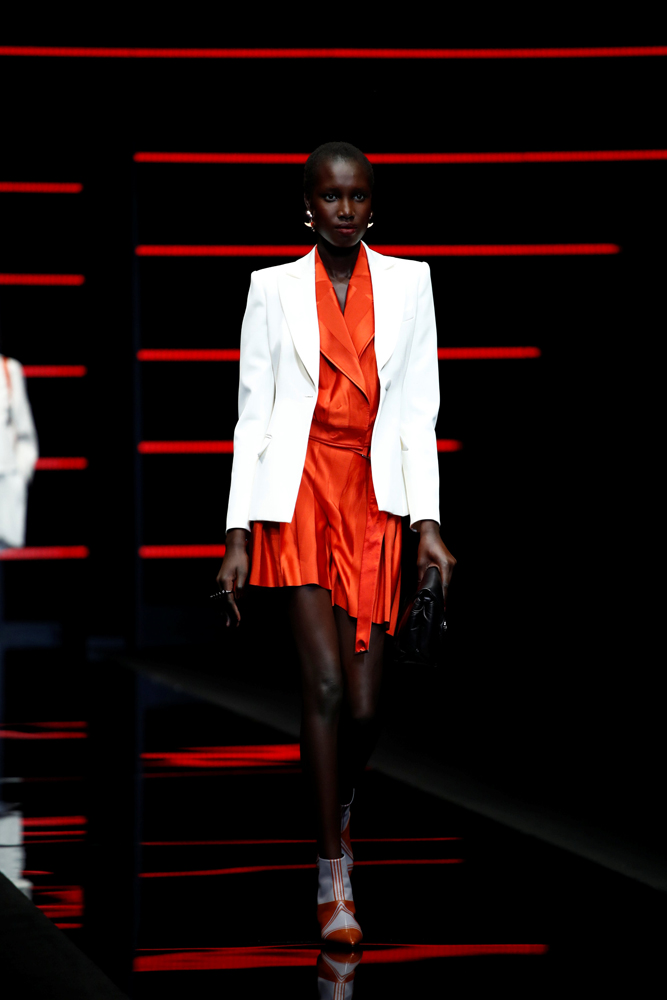 ARMANİ YENİ KOLEKSİYONUNU TANITTI