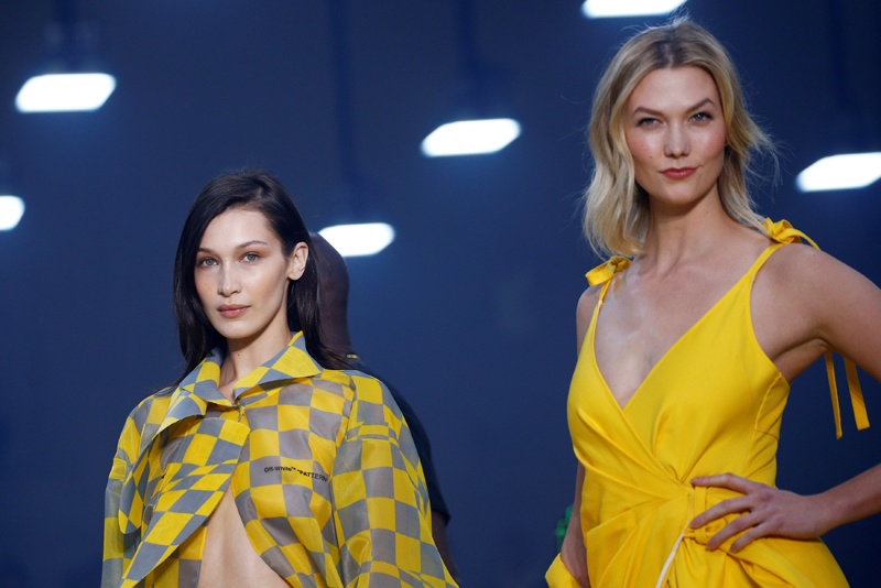 ÜNLÜ MODELLER OFF-WHITE PODYUMUNDA