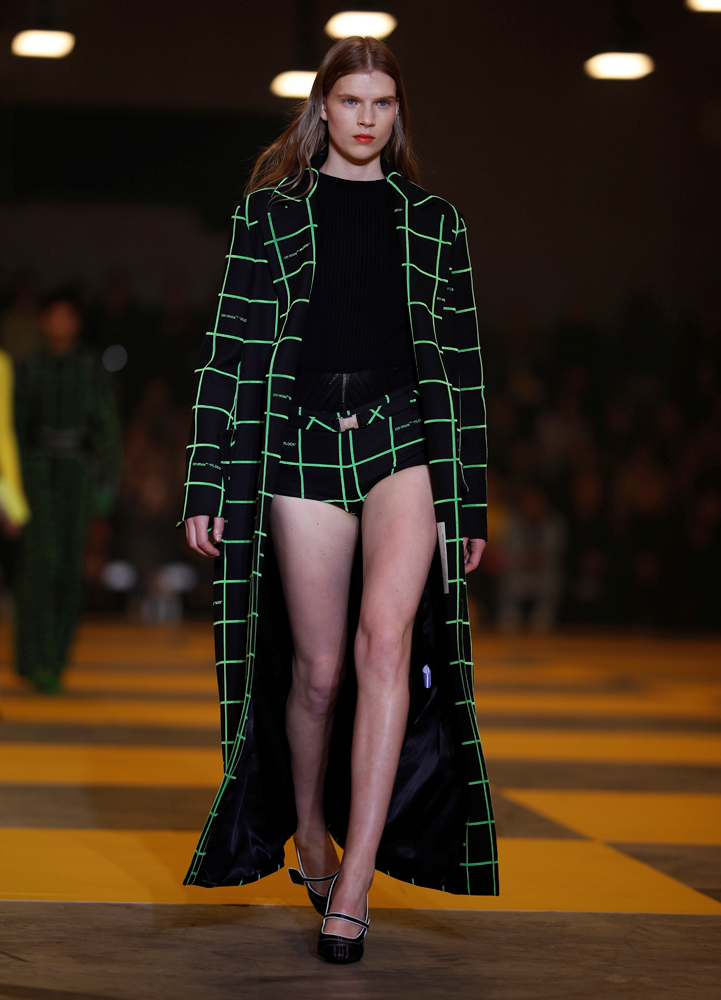 ÜNLÜ MODELLER OFF-WHITE PODYUMUNDA