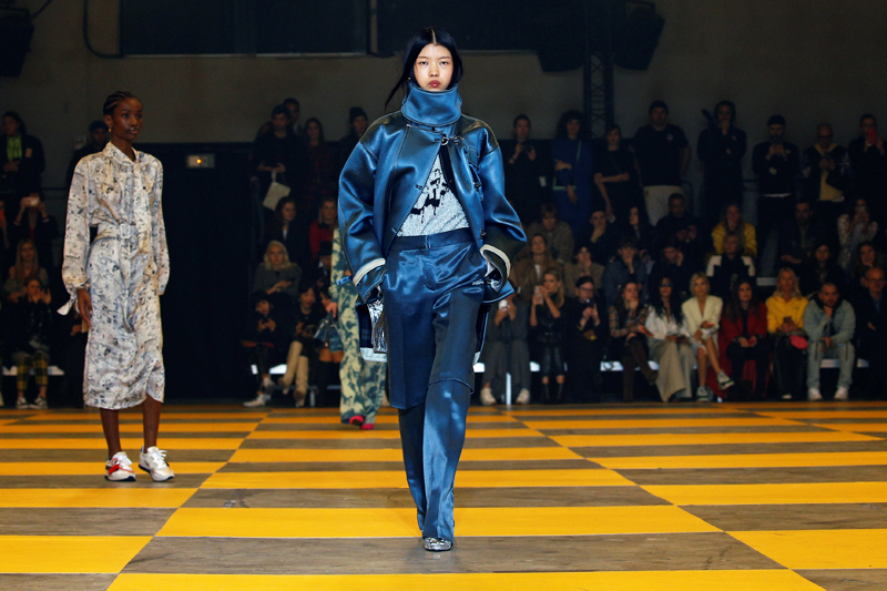 ÜNLÜ MODELLER OFF-WHITE PODYUMUNDA