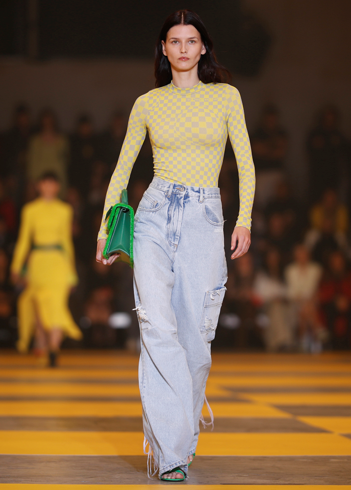 ÜNLÜ MODELLER OFF-WHITE PODYUMUNDA