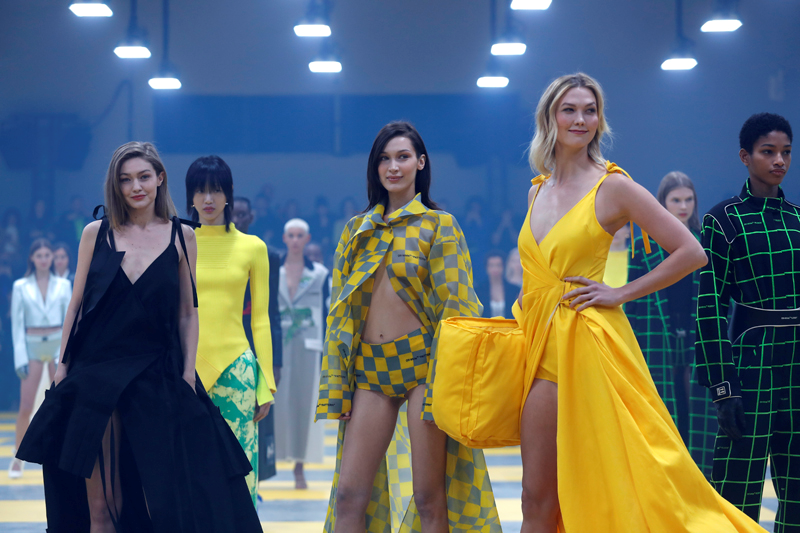 ÜNLÜ MODELLER OFF-WHITE PODYUMUNDA