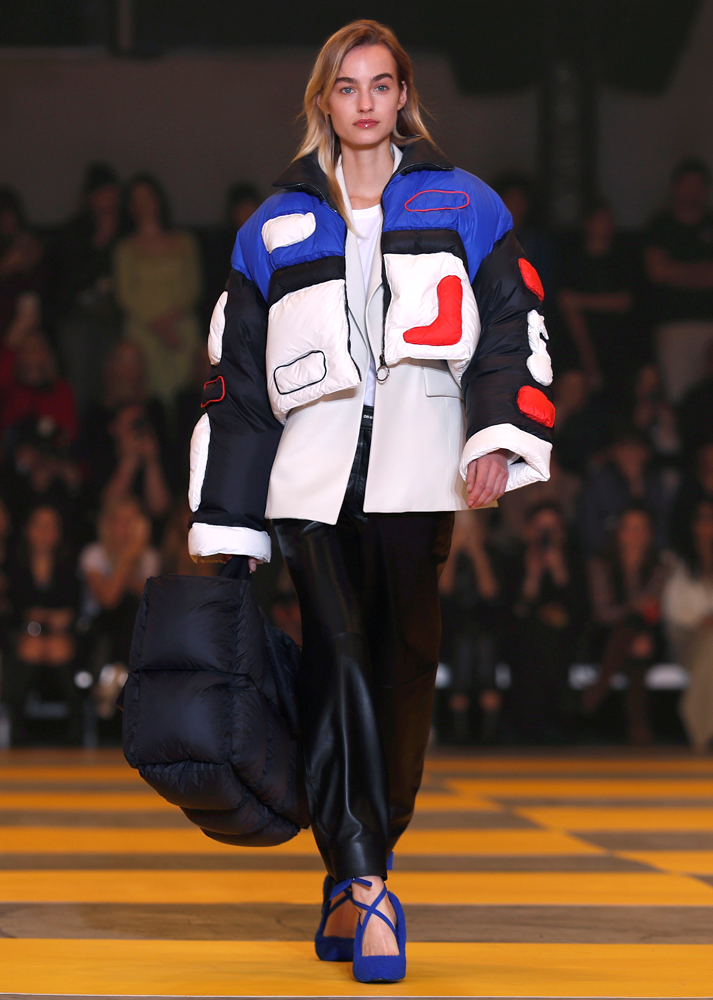 ÜNLÜ MODELLER OFF-WHITE PODYUMUNDA