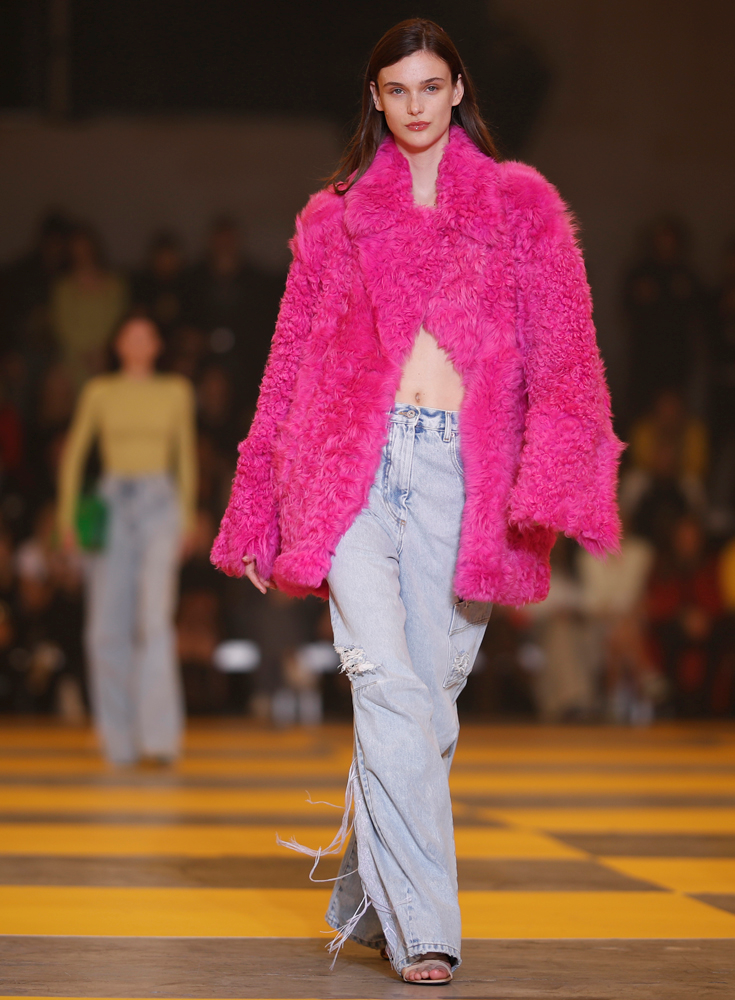 ÜNLÜ MODELLER OFF-WHITE PODYUMUNDA