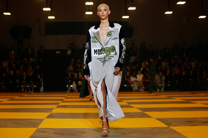 ÜNLÜ MODELLER OFF-WHITE PODYUMUNDA