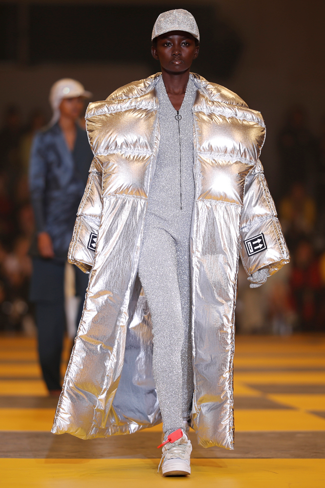 ÜNLÜ MODELLER OFF-WHITE PODYUMUNDA