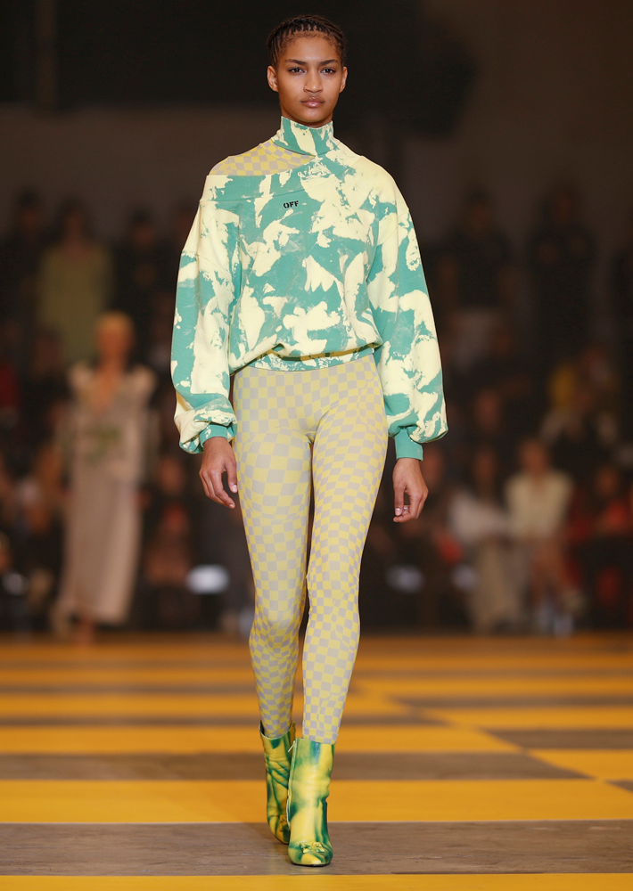 ÜNLÜ MODELLER OFF-WHITE PODYUMUNDA