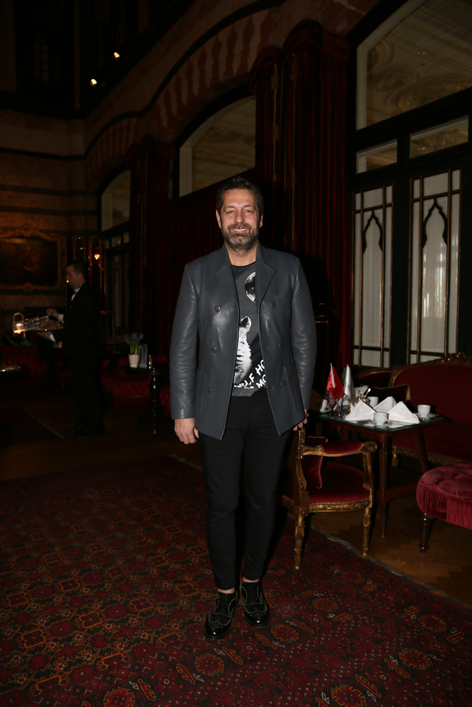 PERA PALAS'TA BEŞ ÇAYI