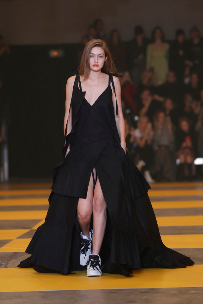 ÜNLÜ MODELLER OFF-WHITE PODYUMUNDA