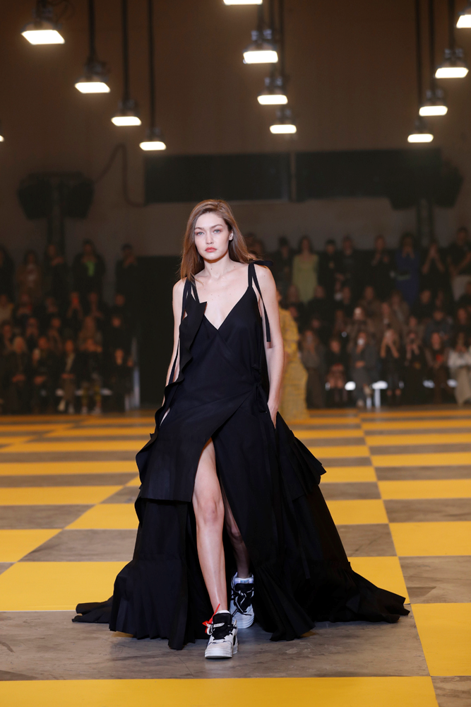 ÜNLÜ MODELLER OFF-WHITE PODYUMUNDA