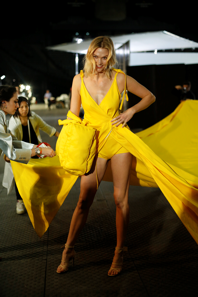 ÜNLÜ MODELLER OFF-WHITE PODYUMUNDA