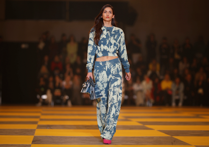 ÜNLÜ MODELLER OFF-WHITE PODYUMUNDA