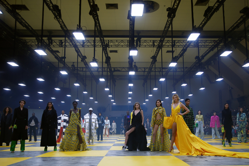 ÜNLÜ MODELLER OFF-WHITE PODYUMUNDA