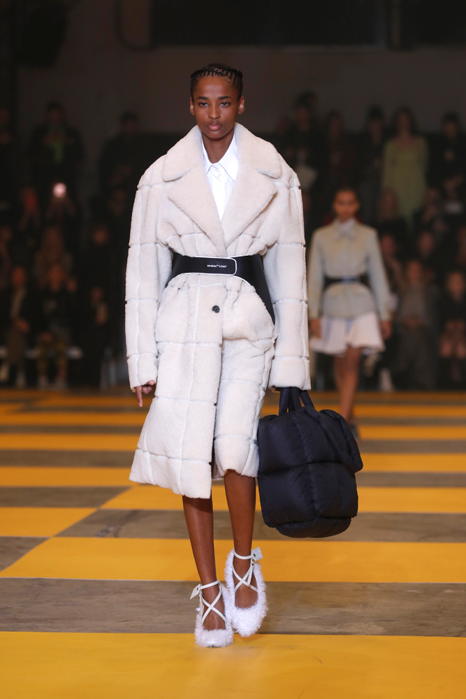 ÜNLÜ MODELLER OFF-WHITE PODYUMUNDA