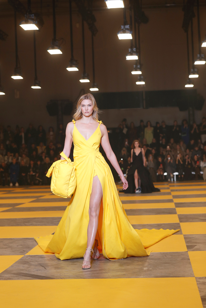 ÜNLÜ MODELLER OFF-WHITE PODYUMUNDA