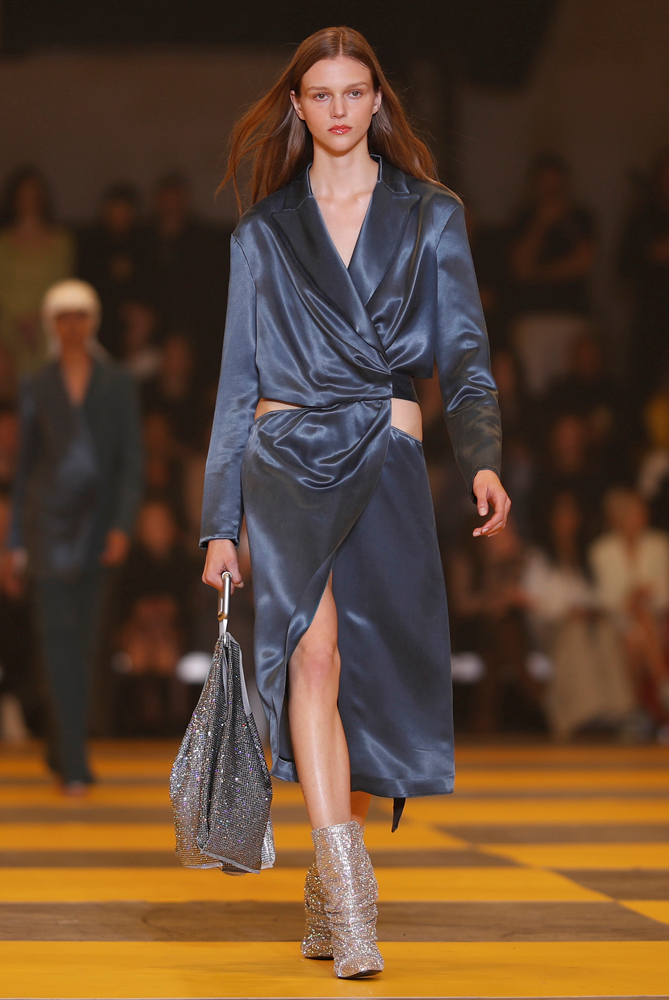 ÜNLÜ MODELLER OFF-WHITE PODYUMUNDA