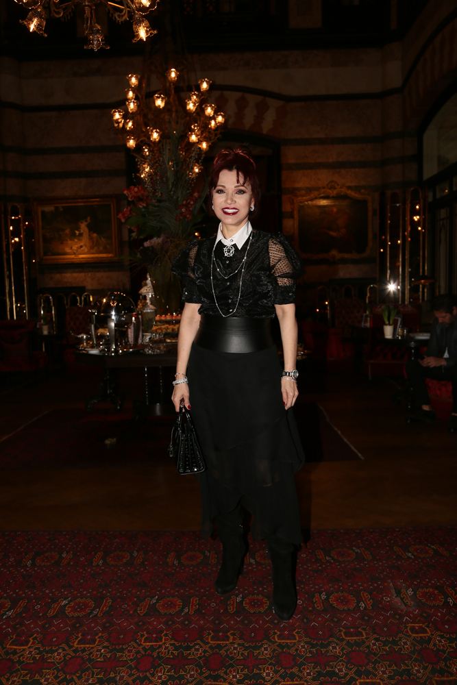 PERA PALAS'TA BEŞ ÇAYI