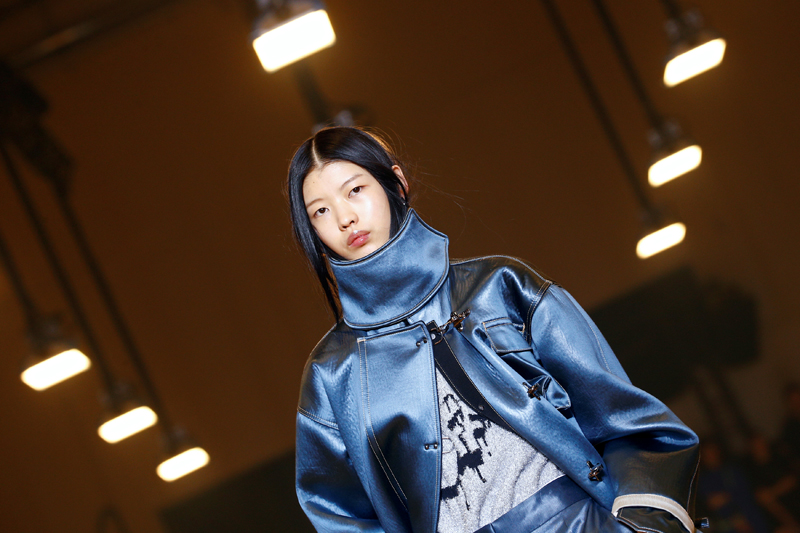 ÜNLÜ MODELLER OFF-WHITE PODYUMUNDA