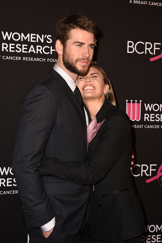 MILEY CYRUS VE LIAM HEMSWORTH KANSERLE MÜCADELEYE DESTEK VERDİ