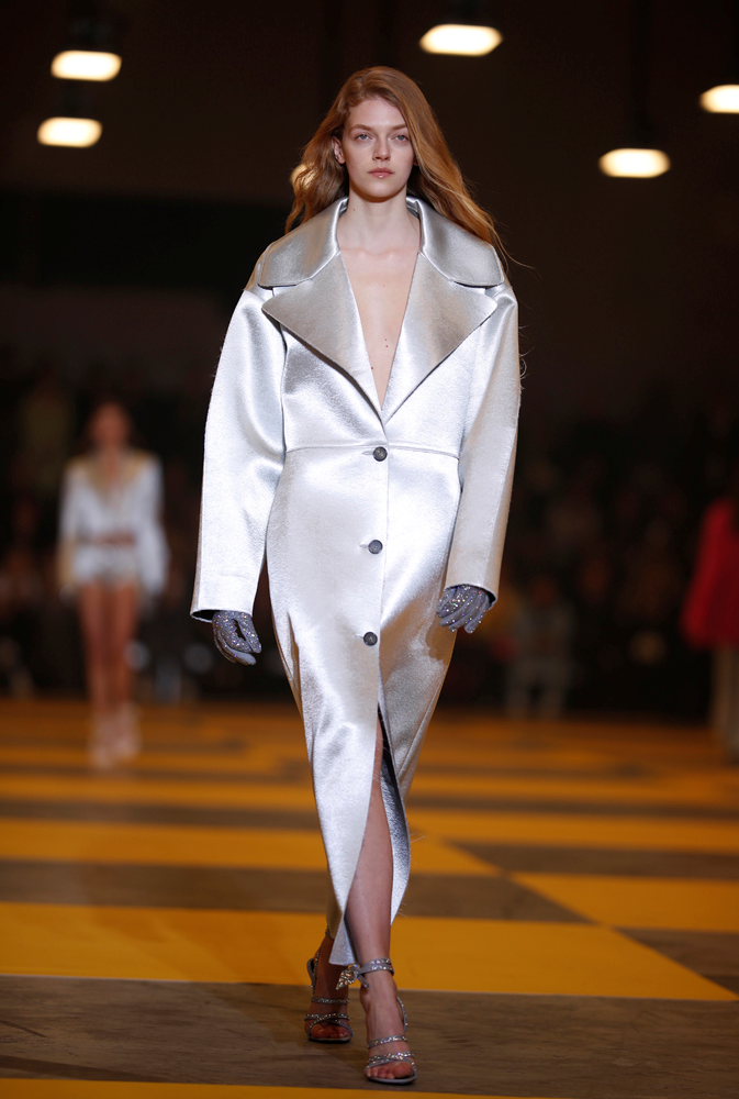 ÜNLÜ MODELLER OFF-WHITE PODYUMUNDA