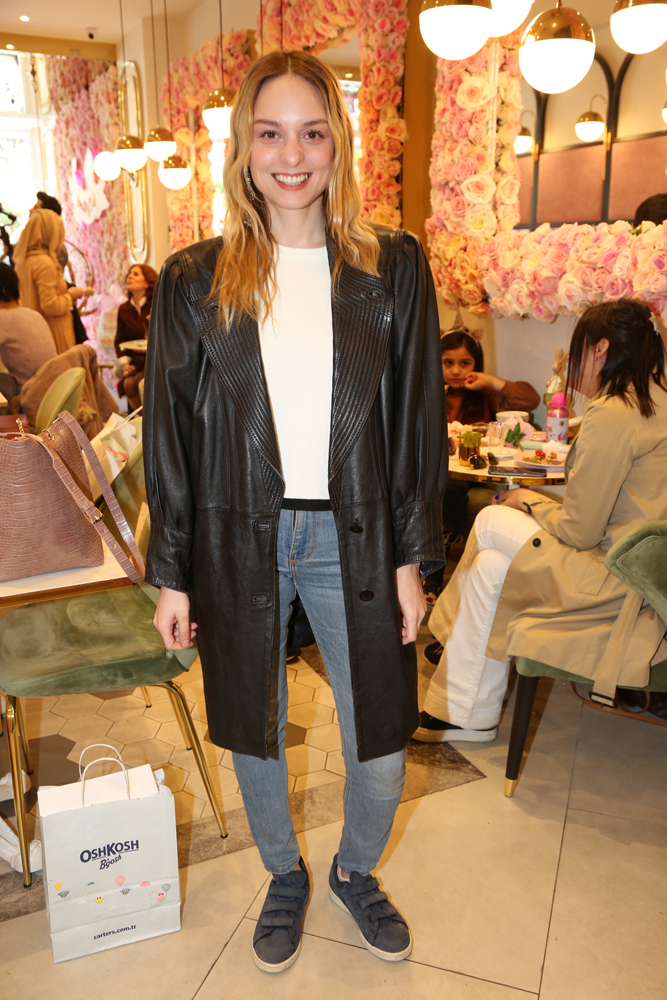 PELİN AKİL BABY SHOWER DÜZENLEDİ