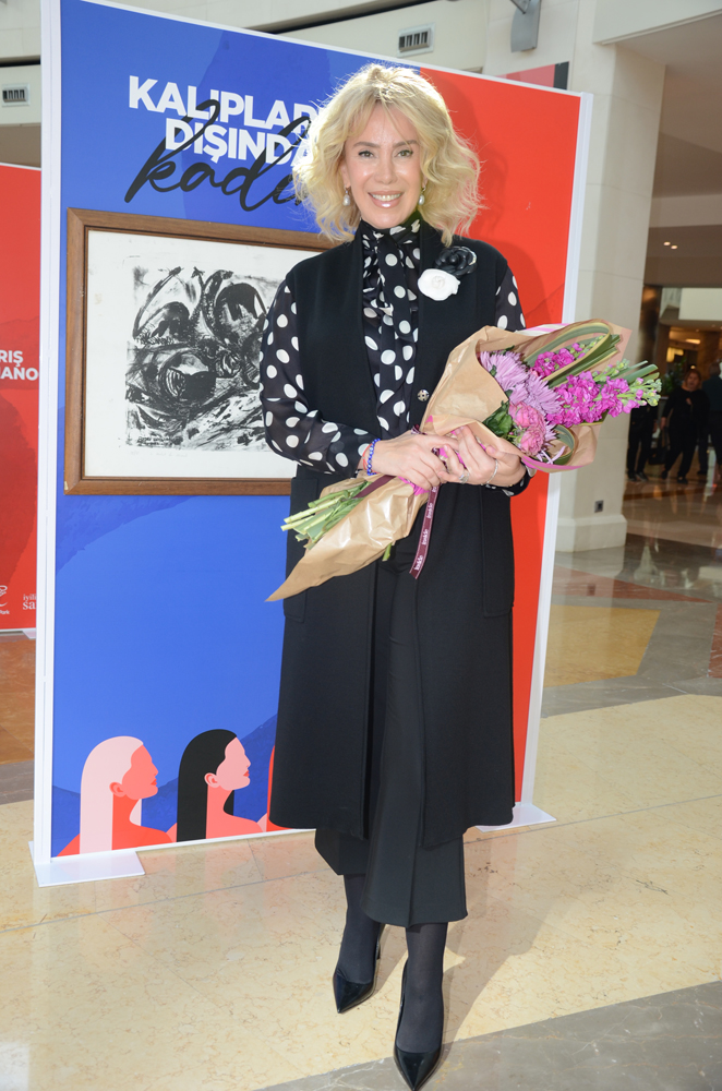 İSTİNYEPARKTA SERGİ