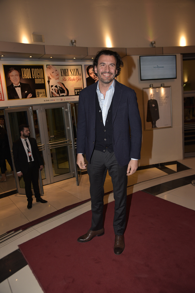 CEM YILMAZ İLK GÖSTERİSİNDE GÖNÜLLERİ FETHETTİ