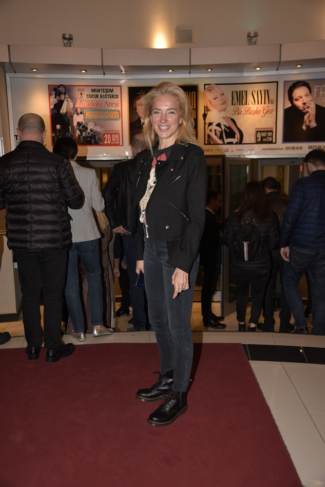 CEM YILMAZ İLK GÖSTERİSİNDE GÖNÜLLERİ FETHETTİ