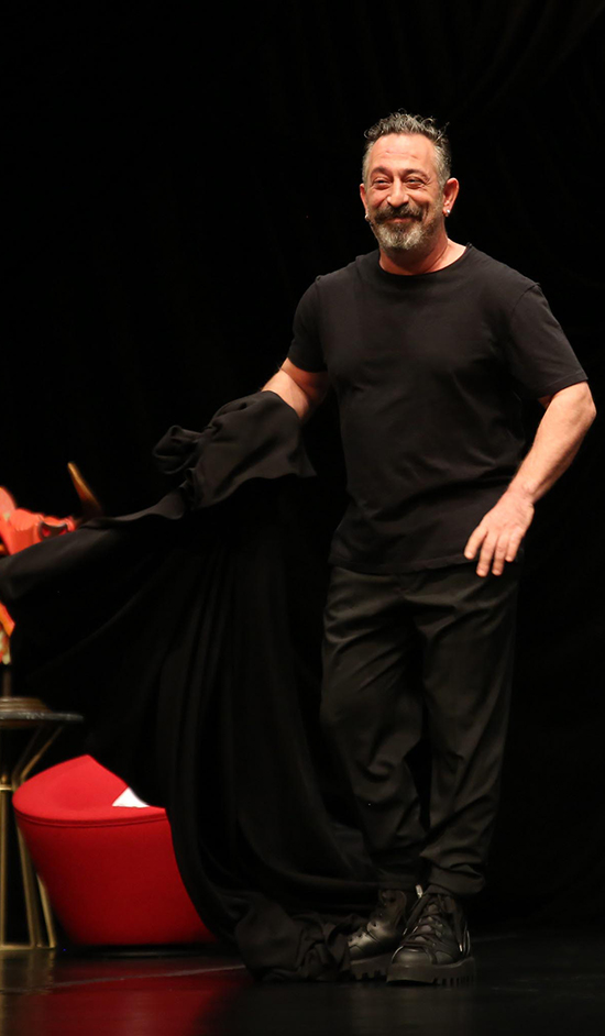 CEM YILMAZ İLK GÖSTERİSİNDE GÖNÜLLERİ FETHETTİ