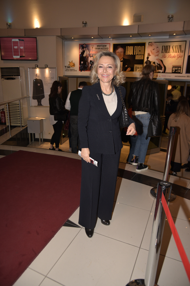 CEM YILMAZ İLK GÖSTERİSİNDE GÖNÜLLERİ FETHETTİ