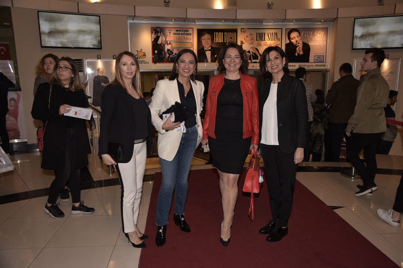 CEM YILMAZ İLK GÖSTERİSİNDE GÖNÜLLERİ FETHETTİ