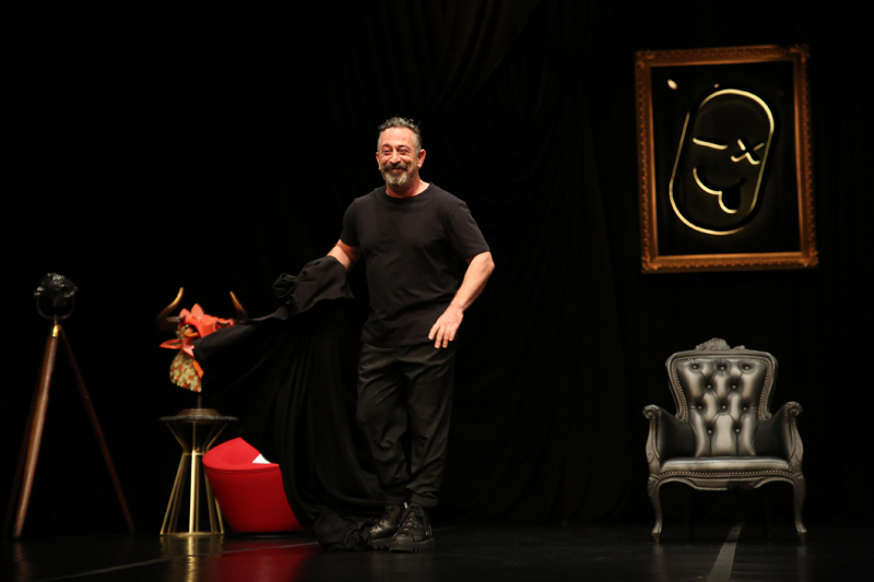 CEM YILMAZ İLK GÖSTERİSİNDE GÖNÜLLERİ FETHETTİ